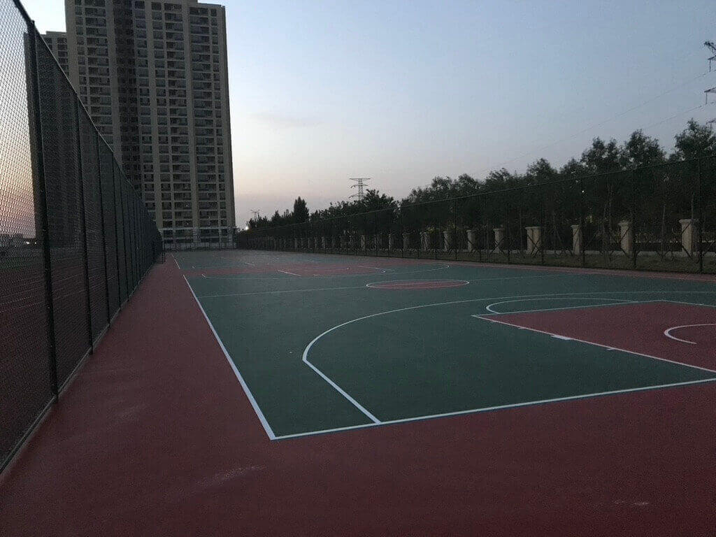 球场围网系统的选择与比较