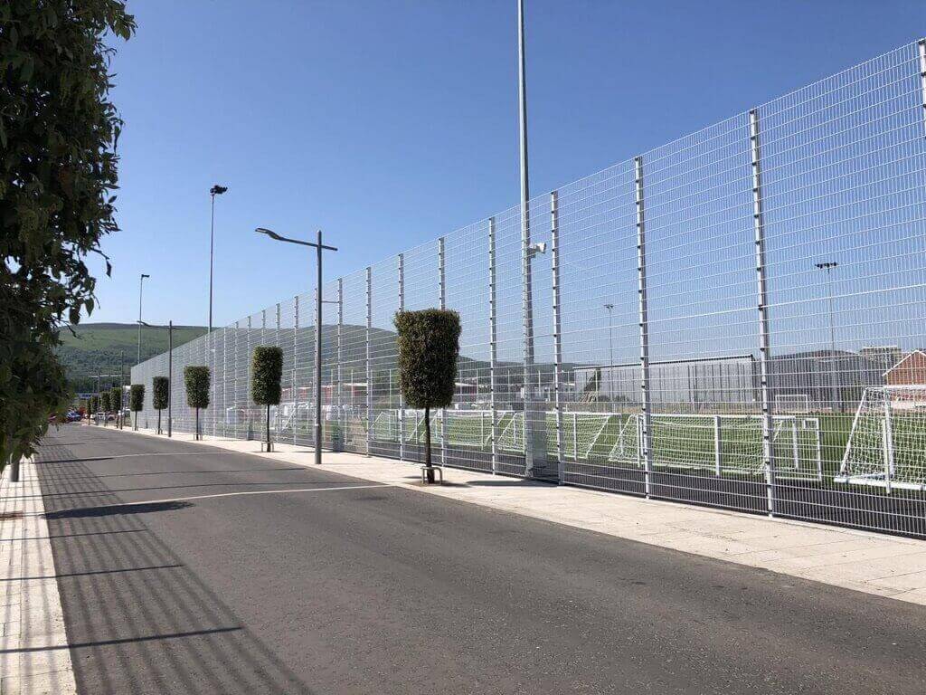如何利用围网实现球场隔离？