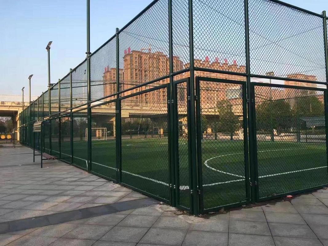 球场围网防火与耐候性能研究